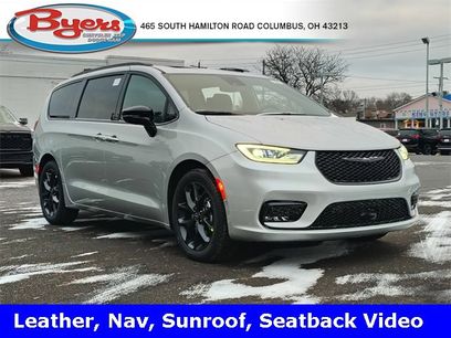 New 2026 Chrysler Pacifica Limited w/ Uconnect Theater Family Group