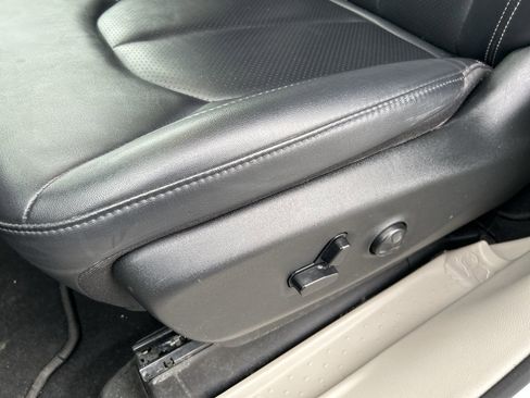 Used 2024 Chrysler Pacifica Touring-L image 22