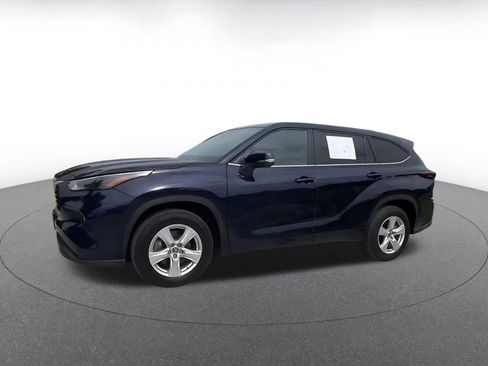 Used 2025 Toyota Highlander LE FWD image 8