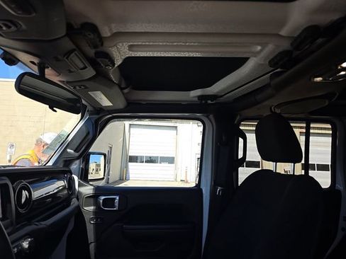 Used 2023 Jeep Gladiator Sport AWD/4WD image 11