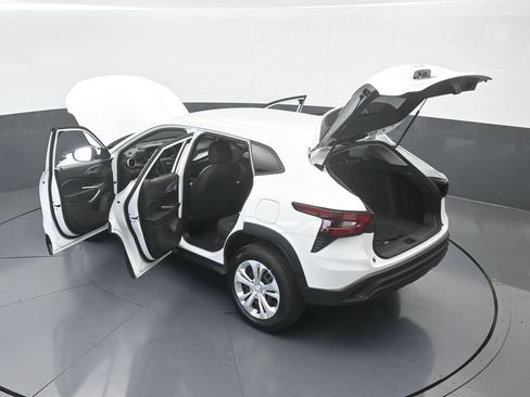 Used 2025 Chevrolet Trax LS FWD image 58