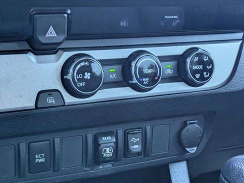 Used 2018 Toyota Tacoma SR5 RWD image 13