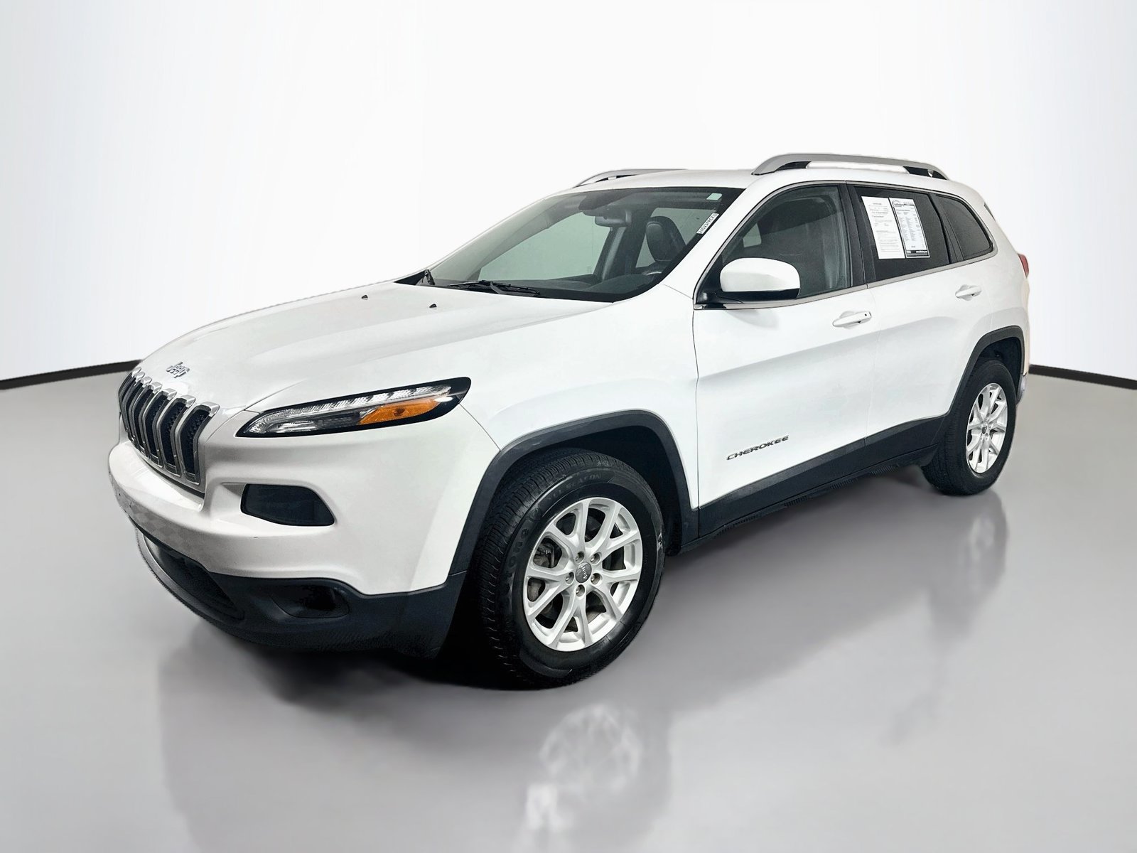 Used 2018 Jeep Cherokee Latitude Plus w/ Cold Weather Group AWD/4WD image 3
