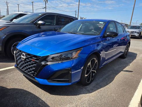 Used 2025 Nissan Altima 2.5 SR FWD image 2