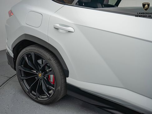 Used 2021 Lamborghini Urus AWD/4WD image 7