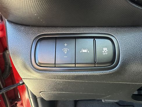 Used 2022 Hyundai Venue Limited image 21