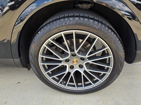 Used 2023 Porsche Cayenne Platinum Edition image 14