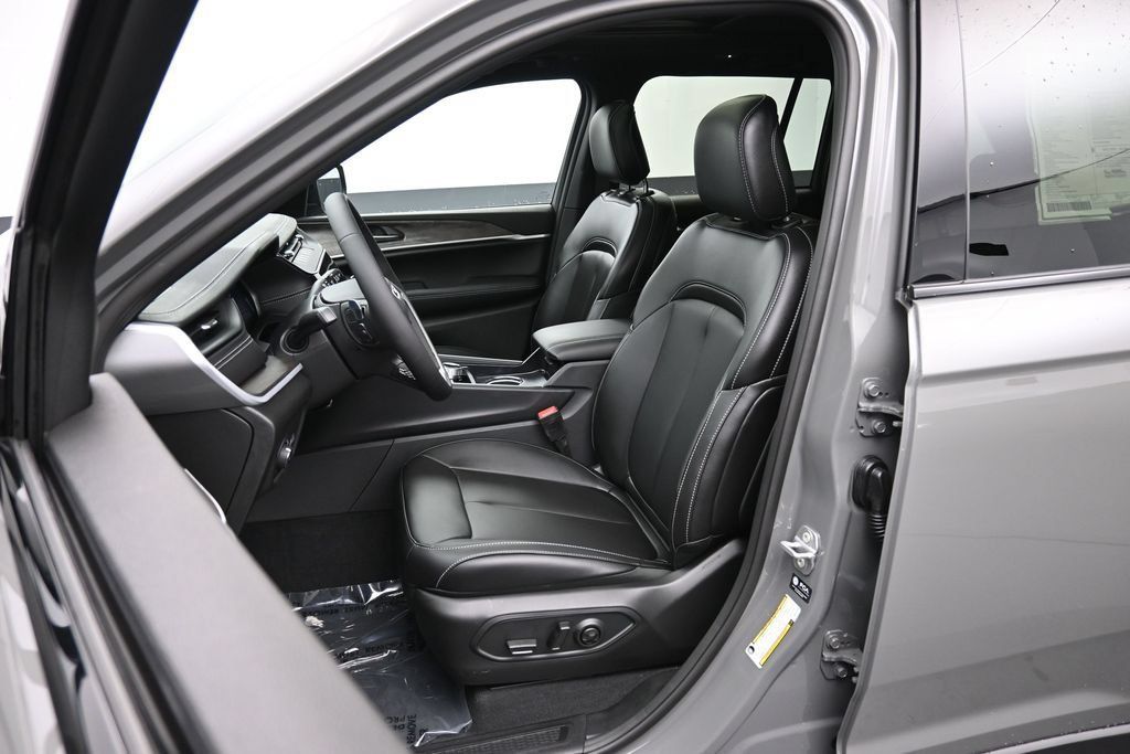 New 2027 Jeep Grand Cherokee Limited w/ Limited Altitude Package AWD/4WD image 22