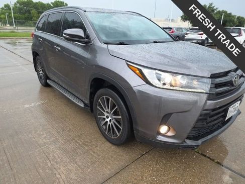 Used 2017 Toyota Highlander SE AWD/4WD image 2