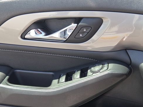 Used 2022 Chevrolet Traverse LT FWD image 39