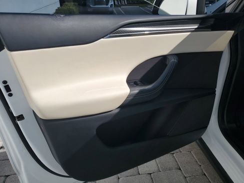 Used 2022 Tesla Model X Plaid image 15