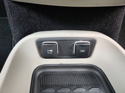 Used 2018 Chrysler Pacifica Touring-L image 24