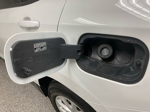 Used 2020 Chevrolet Equinox LS w/ LS Convenience Package image 13