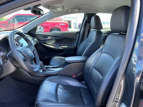 Used 2017 Chevrolet Malibu Premier FWD image 4
