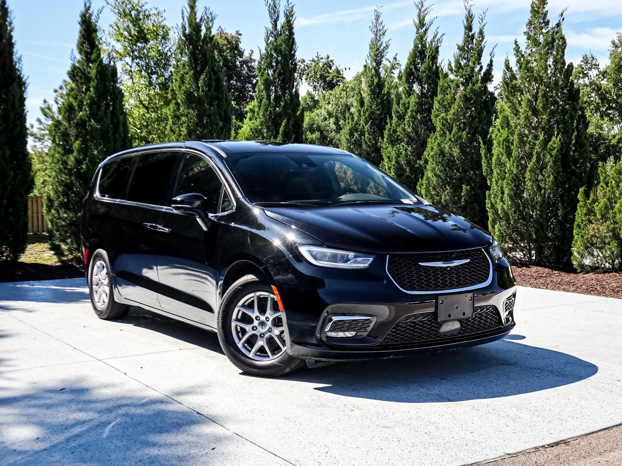Used 2025 Chrysler Pacifica Select FWD image 2
