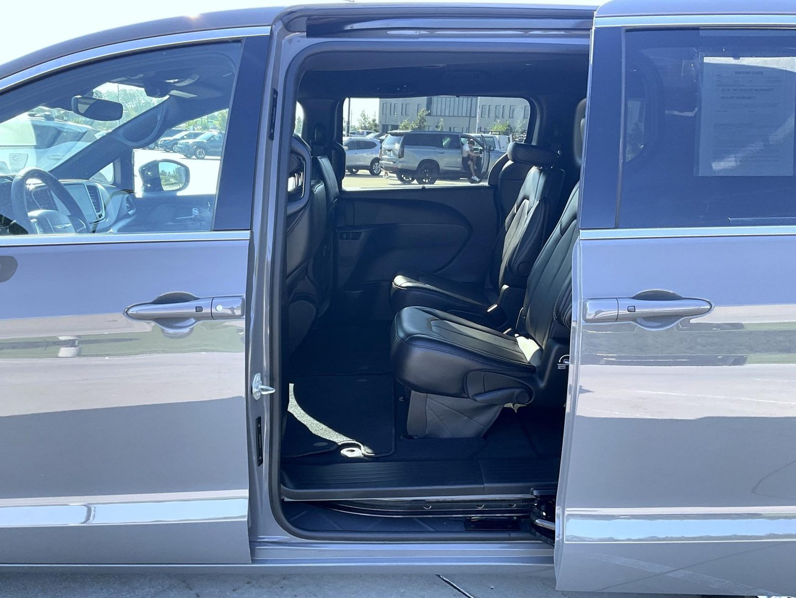 Used 2025 Chrysler Pacifica Select FWD image 18