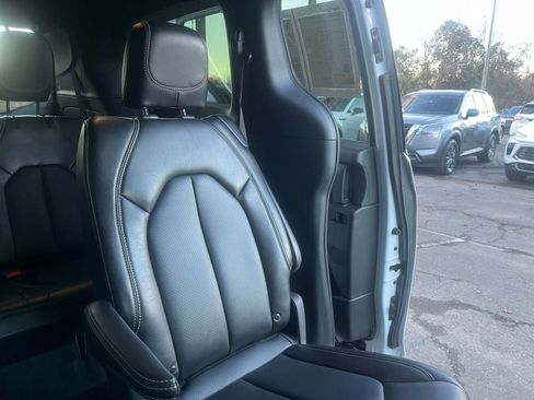 Used 2025 Chrysler Pacifica Select image 38