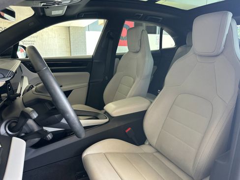 Used 2025 Porsche Macan Electric RWD image 5