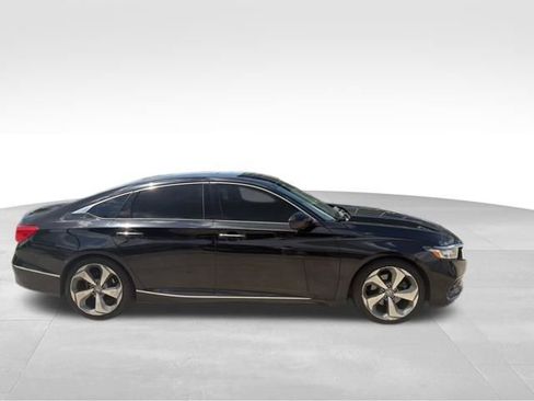 Used 2018 Honda Accord Touring image 4