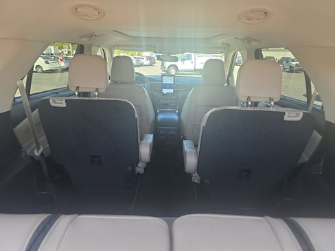 Used 2023 Ford Explorer Limited w/ Limited Technology Package image 9