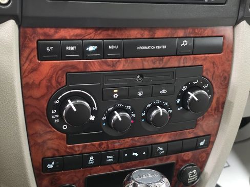 Used 2006 Jeep Commander Limited w/ Trailer Tow Group IV AWD/4WD image 34