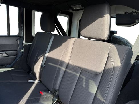 Used 2018 Jeep Wrangler Unlimited Sport S image 16