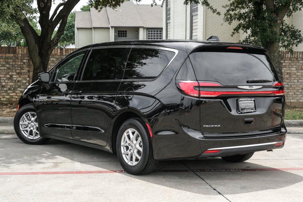 Used 2024 Chrysler Pacifica Touring-L FWD image 19