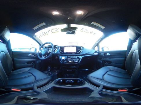 Used 2025 Chrysler Pacifica Select image 40