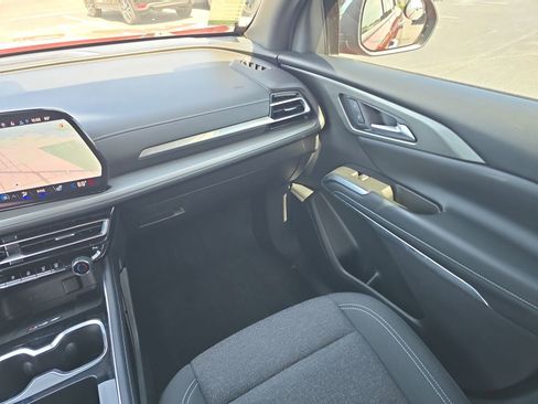 Used 2025 Chevrolet Traverse LT FWD image 12