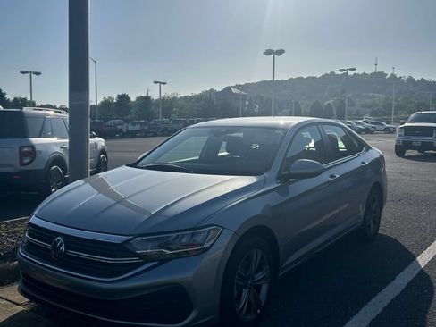 Used 2023 Volkswagen Jetta SE FWD image 1