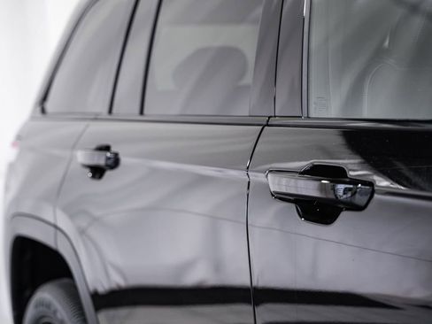 New 2025 Jeep Grand Cherokee Altitude image 14