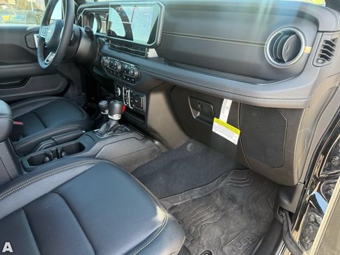 Used 2025 Jeep Wrangler Unlimited Sahara w/ Safety Group AWD/4WD image 29