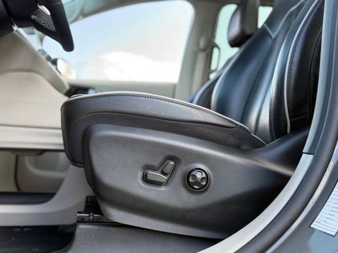 Used 2023 Chrysler Pacifica Limited FWD image 16