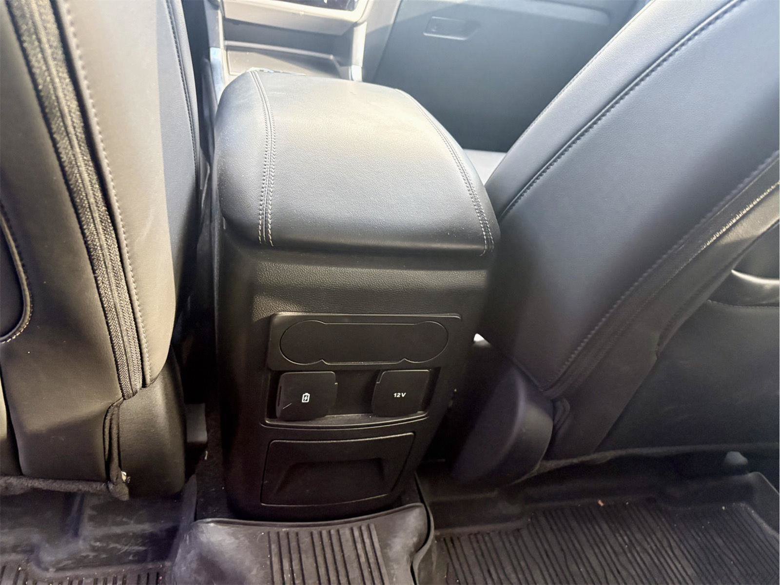 Used 2024 Ford Explorer XLT w/ Equipment Group 202A RWD image 12
