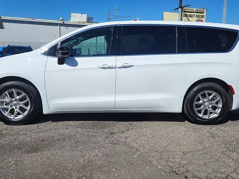 Used 2025 Chrysler Pacifica Select FWD image 5
