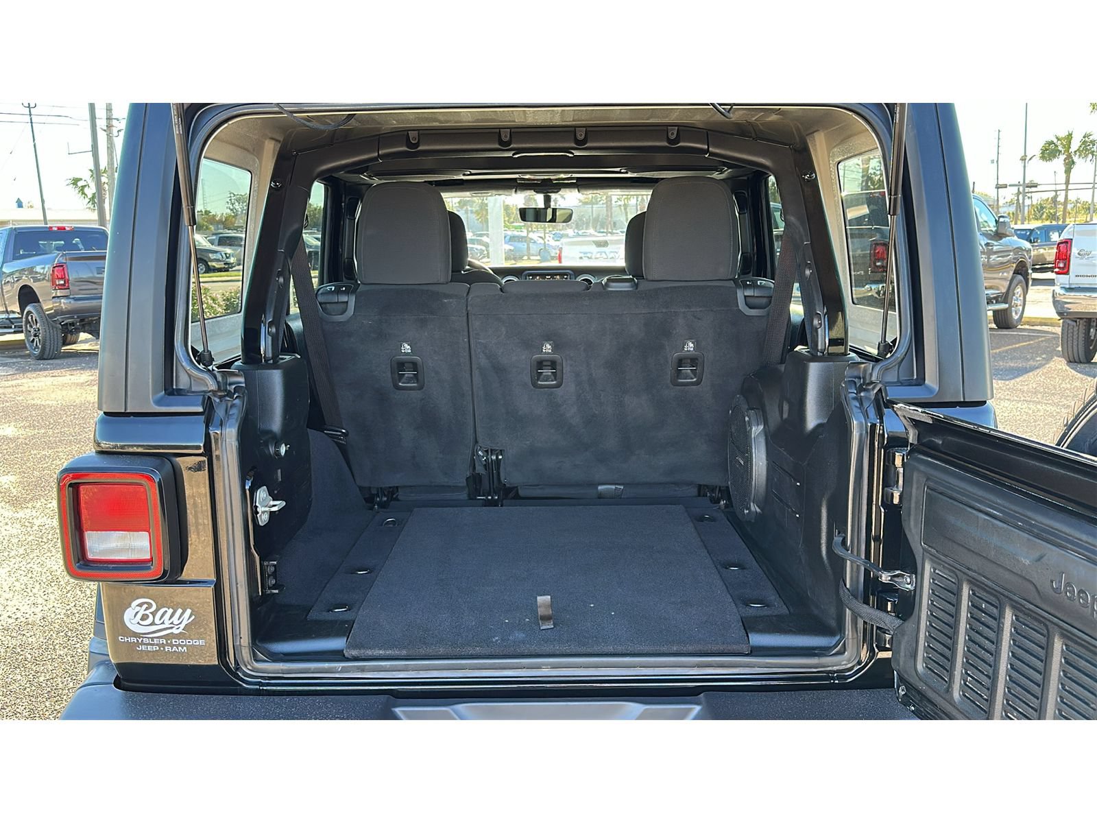 Used 2023 Jeep Wrangler Unlimited Sahara AWD/4WD image 17