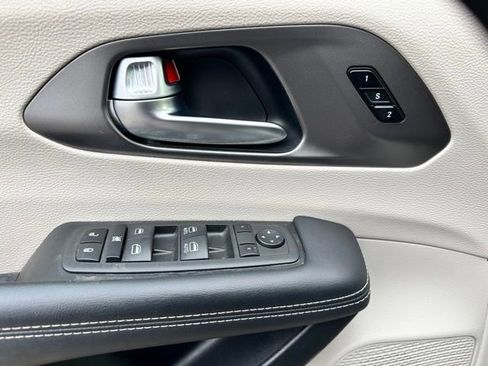 Used 2023 Chrysler Pacifica Touring-L image 13