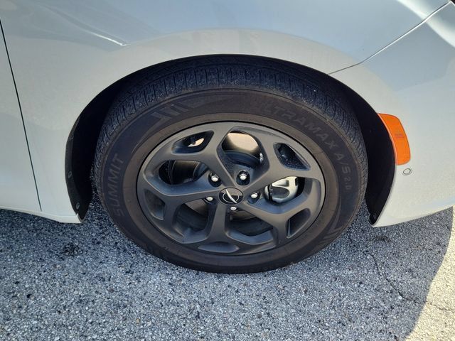 Used 2024 Chrysler Pacifica Limited FWD image 7
