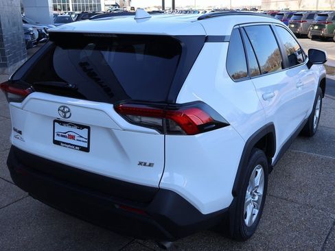 Used 2021 Toyota RAV4 XLE w/ Convenience Package image 6