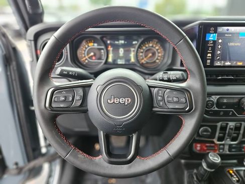 Used 2025 Jeep Wrangler Unlimited Rubicon AWD/4WD image 27
