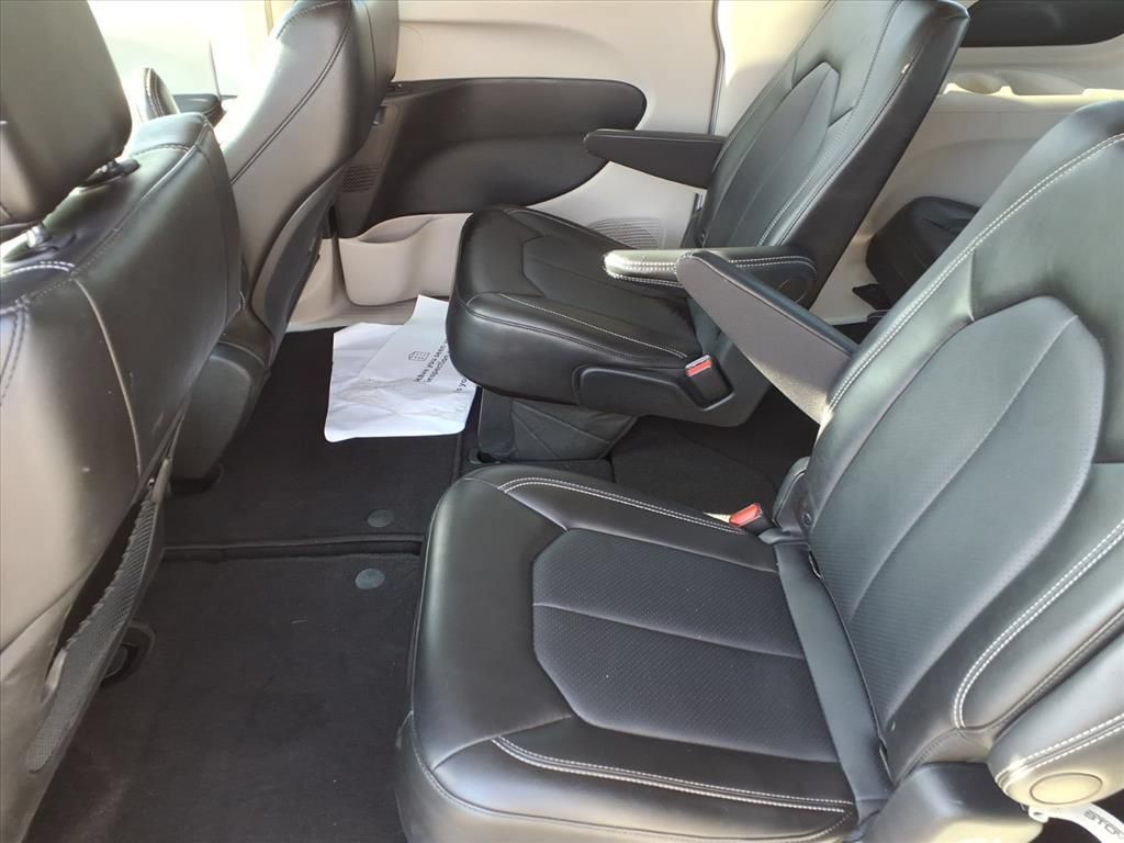 Used 2024 Chrysler Pacifica Touring-L FWD image 13