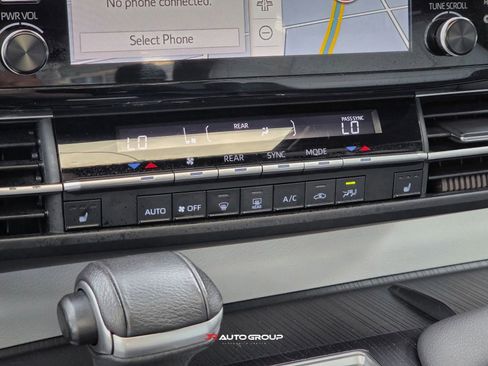 Used 2023 Toyota Sienna XSE AWD/4WD image 23
