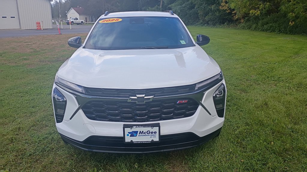 Used 2025 Chevrolet Trax RS w/ Driver Confidence Package FWD image 2