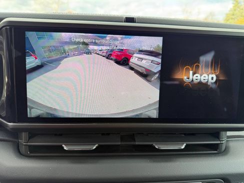 Used 2024 Jeep Wrangler Unlimited Sahara image 27