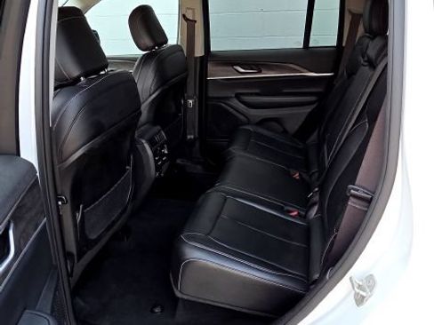 Used 2023 Jeep Grand Cherokee Limited AWD/4WD image 10