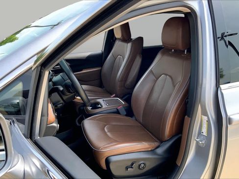 Used 2019 Chrysler Pacifica Limited w/ Advanced Safetytec Group FWD image 8