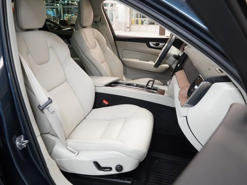 Used 2020 Volvo XC90 T6 Momentum image 34