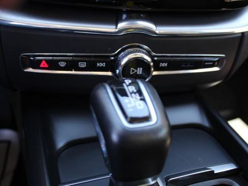 Used 2018 Volvo XC60 T5 Momentum w/ Vision Package AWD/4WD image 22