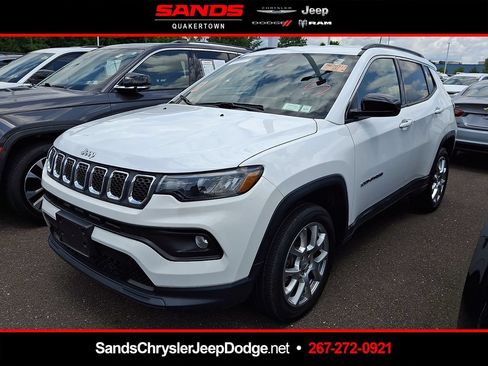 Used 2023 Jeep Compass Latitude AWD/4WD image 1
