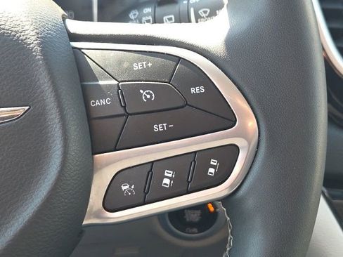 Used 2023 Chrysler Pacifica Touring-L FWD image 42